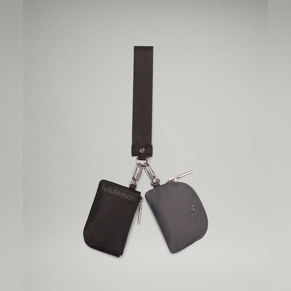 35🆕🖤 Lululemon Dual Pouch Wristlet - Black/Traverse Grey